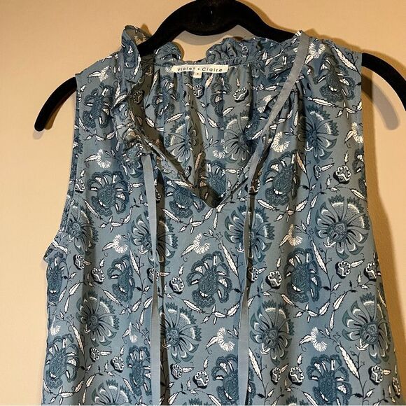 ✨ Violet + Claire Women’s Blue Floral Blouse Small - Picture 2 of 6